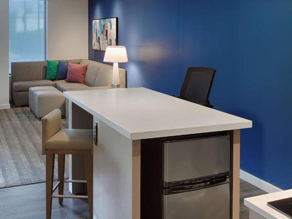 Hyatt House Columbus OSU Short North : photo 2 de la chambre suite 1 chambre lit king-size avec canapé-lit