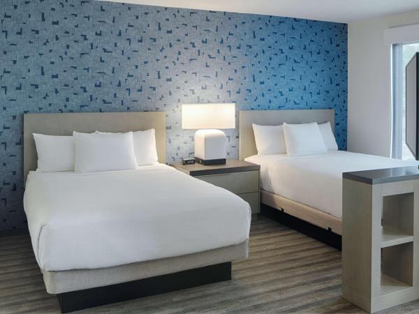 Hyatt House Columbus OSU Short North : photo 3 de la chambre studio suite with two queen beds, sofa bed and kitchen