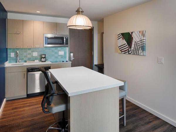 Hyatt House Columbus OSU Short North : photo 4 de la chambre studio suite with two queen beds, sofa bed and kitchen