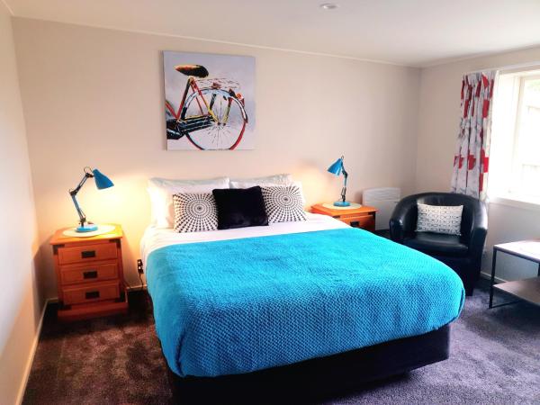 Extended Stay City Hostel : photo 2 de la chambre chambre lit queen-size avec salle de bains commune