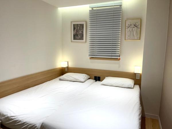 Artravel Myeongdong : photo 6 de la chambre chambre lits jumeaux avec salle de bains privative