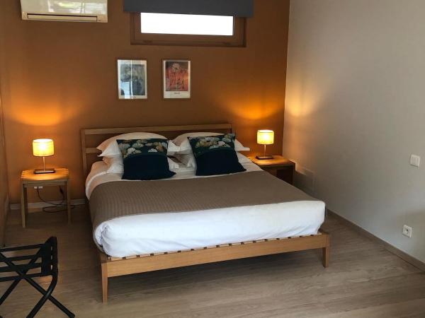 Couette et Café : photo 9 de la chambre chambre double avec salle de bains privative