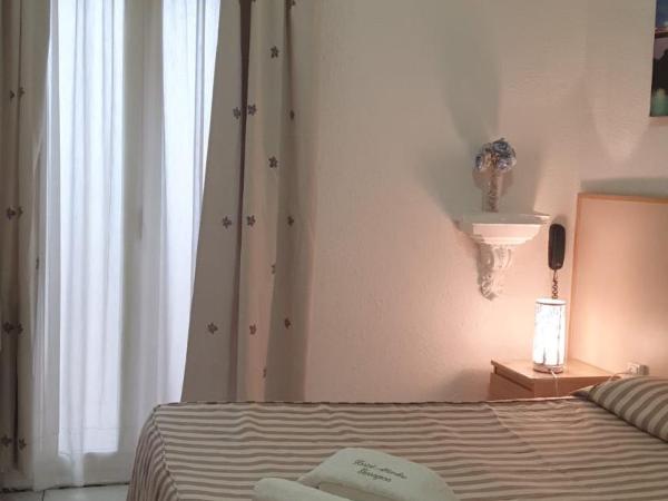 Hostal Alhambra Tarragona : photo 8 de la chambre chambre double avec salle de bains privative