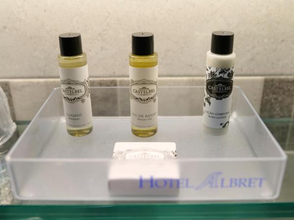 Hotel Albret : photo 3 de la chambre chambre double avec lit d'appoint (3 adultes)