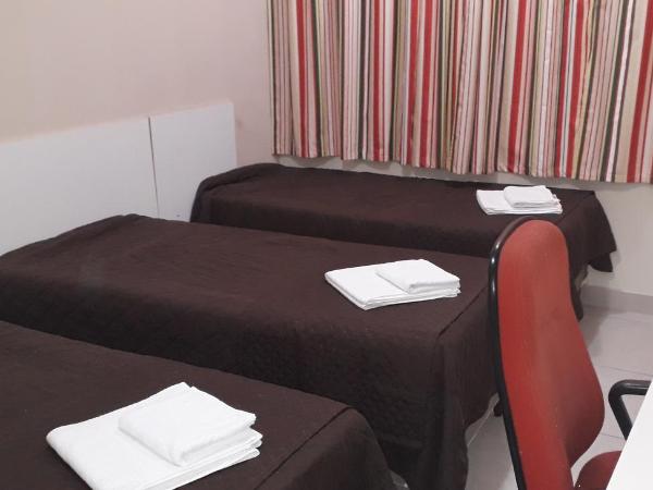 BH EXPO SUITES & KITNETES : photo 1 de la chambre chambre triple avec salle de bains privative