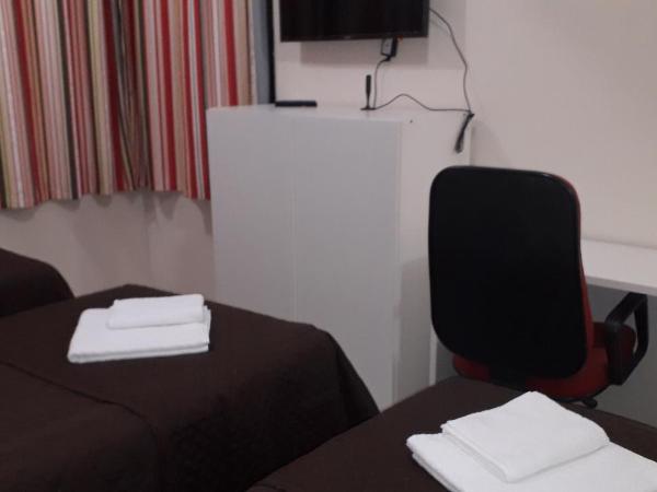 BH EXPO SUITES & KITNETES : photo 2 de la chambre chambre triple avec salle de bains privative