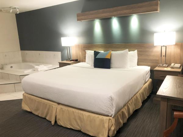 Days by Wyndham Niagara Falls Centre St. By the Falls : photo 2 de la chambre chambre lit king-size avec baignoire jacuzzi
