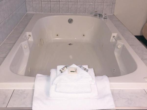 Days by Wyndham Niagara Falls Centre St. By the Falls : photo 7 de la chambre suite lit king-size avec jacuzzi et canapé-lit