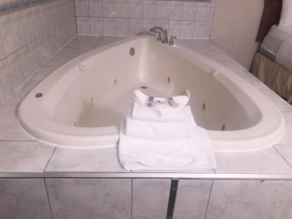 Days by Wyndham Niagara Falls Centre St. By the Falls : photo 9 de la chambre suite lit king-size avec jacuzzi et canapé-lit