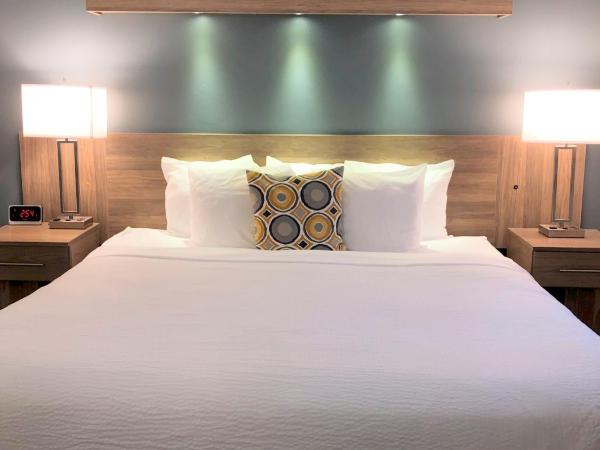 Days by Wyndham Niagara Falls Centre St. By the Falls : photo 1 de la chambre chambre lit king-size