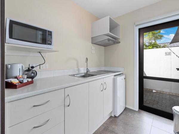 ASURE Rotorua International Motor Inn : photo 3 de la chambre studio lit king-size deluxe avec baignoire spa