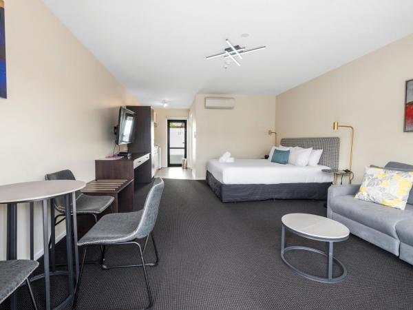 ASURE Rotorua International Motor Inn : photo 2 de la chambre studio lit king-size deluxe avec baignoire spa