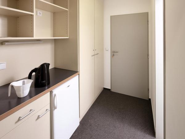 Hotel & Hostel Letov : photo 2 de la chambre chambre lits jumeaux confort avec salle de bains privative