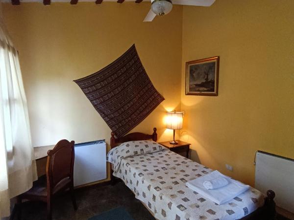 La Cara Oculta de Salta, bed and breakfast : photo 1 de la chambre chambre simple standard avec salle de bains commune