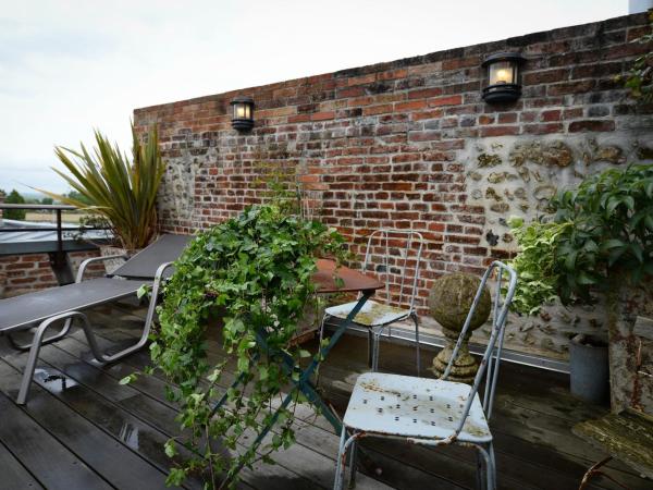 Logis Saint-Léonard : photo 8 de la chambre chambre double avec terrasse