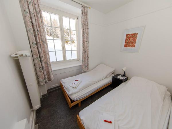 Zentrum Haus Davos : photo 5 de la chambre chambre double avec salle de bains privative