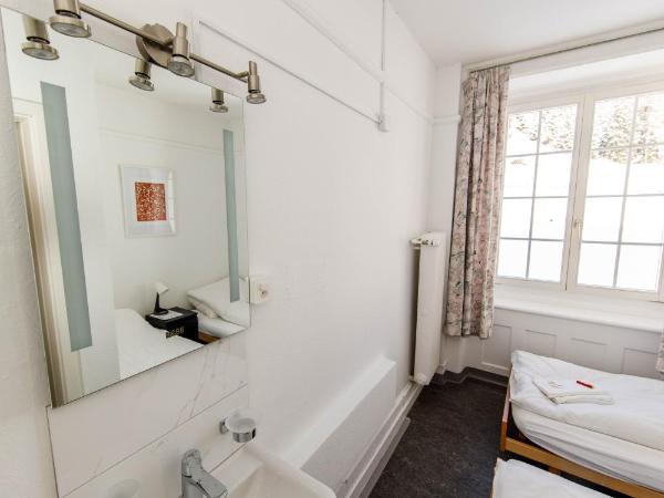 Zentrum Haus Davos : photo 6 de la chambre chambre double avec salle de bains privative