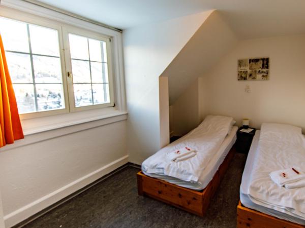 Zentrum Haus Davos : photo 6 de la chambre chambre double avec salle de bains commune