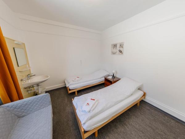 Zentrum Haus Davos : photo 7 de la chambre chambre double avec salle de bains commune