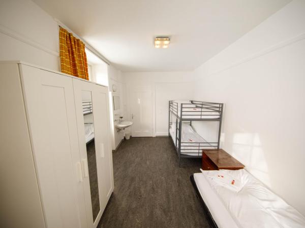 Zentrum Haus Davos : photo 2 de la chambre chambre triple avec salle de bains commune