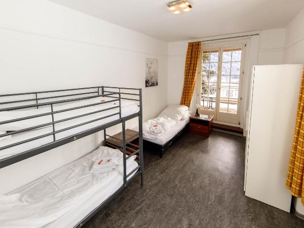 Zentrum Haus Davos : photo 1 de la chambre chambre triple avec salle de bains privative