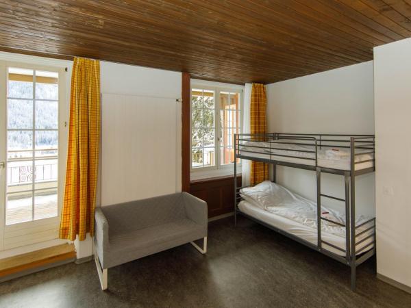 Zentrum Haus Davos : photo 2 de la chambre chambre quadruple avec salle de bains privative