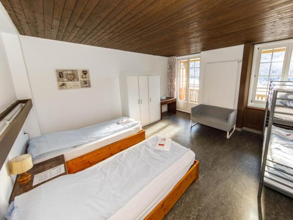 Zentrum Haus Davos : photo 3 de la chambre chambre quadruple avec salle de bains privative