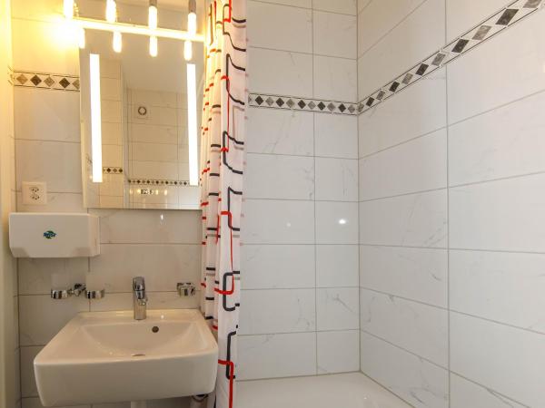 Zentrum Haus Davos : photo 9 de la chambre chambre familiale avec salle de bains