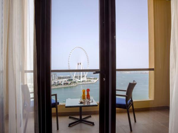 Amwaj Rotana, Jumeirah Beach - Dubai : photo 2 de la chambre chambre lit king-size récemment rénovée avec balcon - vue sur front de mer 