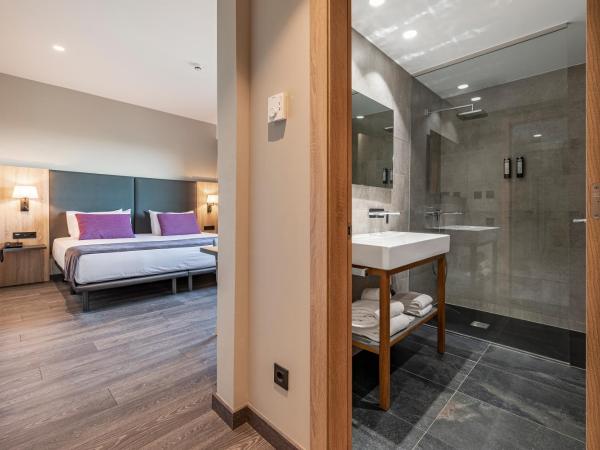 Astari : photo 2 de la chambre chambre double avec fenêtre - vue sur ville