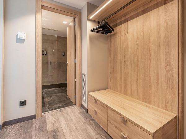 Astari : photo 1 de la chambre chambre double avec fenêtre - vue sur ville