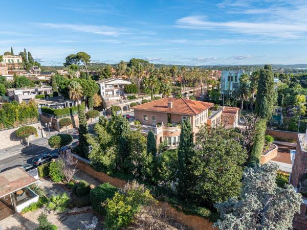 Astari : photo 5 de la chambre chambre triple avec fenêtre – vue sur jardin
