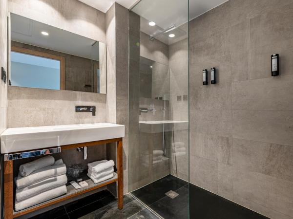 Astari : photo 3 de la chambre chambre triple avec fenêtre – vue sur jardin