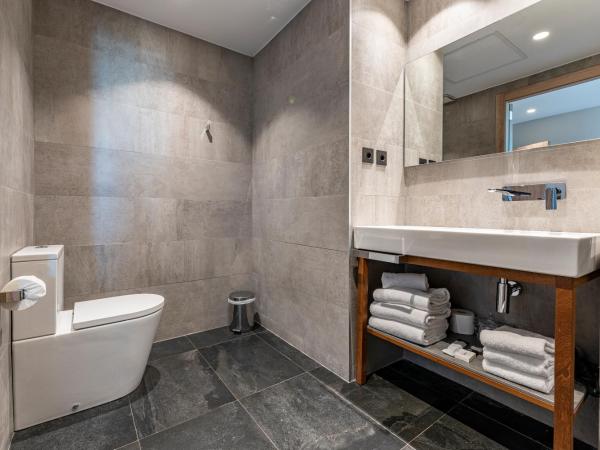 Astari : photo 4 de la chambre chambre triple avec fenêtre – vue sur jardin