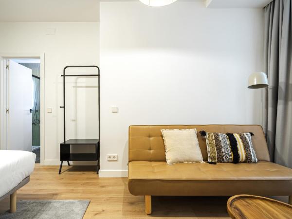 Vallecas Suites by Olala Homes : photo 7 de la chambre chambre triple