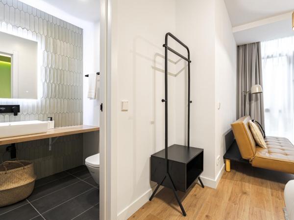 Vallecas Suites by Olala Homes : photo 8 de la chambre chambre triple