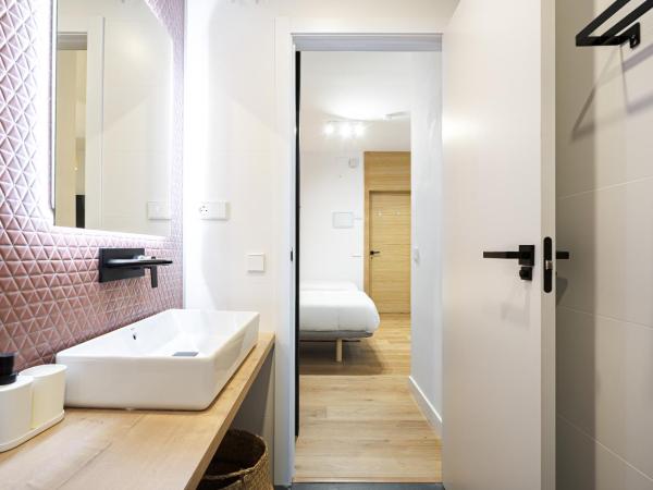 Vallecas Suites by Olala Homes : photo 7 de la chambre chambre quadruple