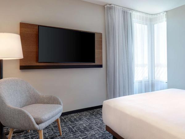 Hyatt Place Ottawa West : photo 1 de la chambre suite lit king-size avec douche accessible aux personnes à mobilité réduite - adaptée aux personnes à mobilité réduite
