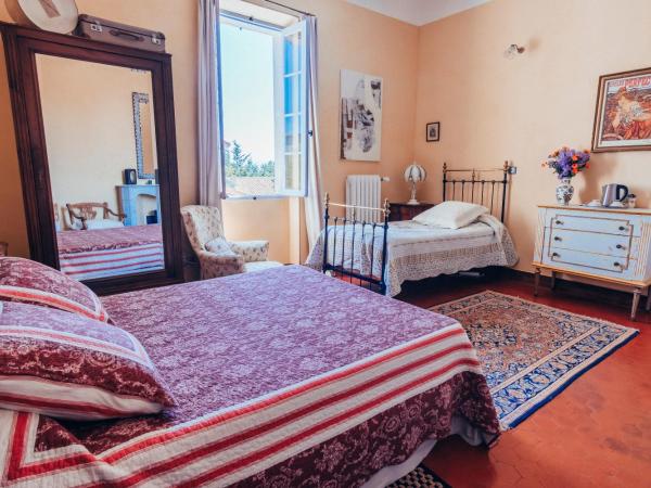 B&B en Provence- Villa Saint Marc : photo 1 de la chambre chambre double ou lits jumeaux - vue sur montagnes