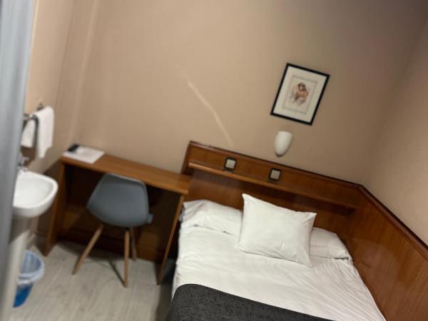 Hostal Arenal : photo 2 de la chambre chambre simple avec salle de bains extérieure privative