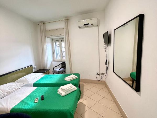 Hotel Como : photo 9 de la chambre chambre lits jumeaux