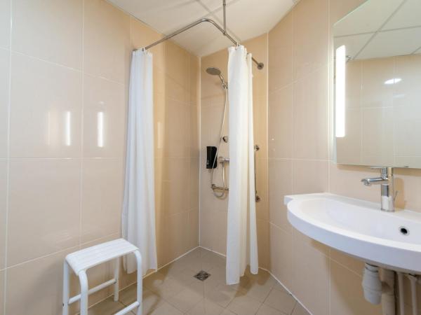 B&B HOTEL Cholet Sud : photo 2 de la chambre chambre double - accessible aux personnes à mobilité réduite 