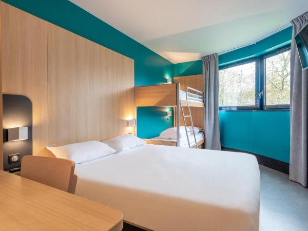 B&B HOTEL Cholet Sud : photo 1 de la chambre chambre quadruple