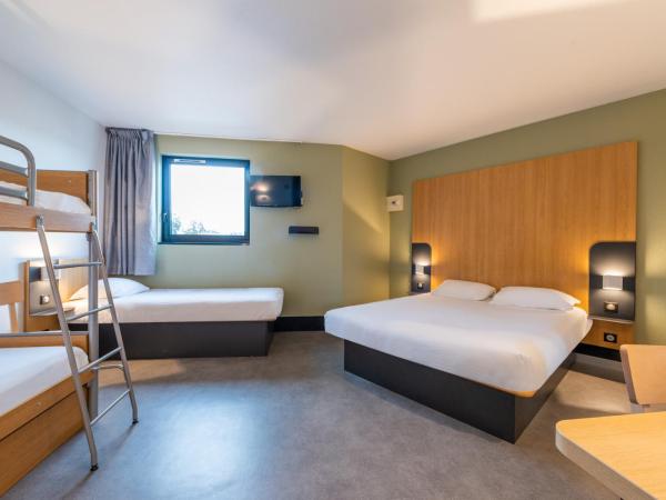 B&B HOTEL Cholet Sud : photo 1 de la chambre chambre familiale