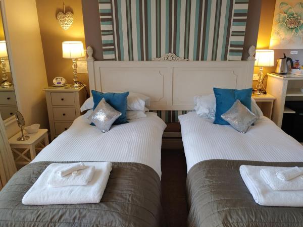 The Bath House Boutique B&B - IN-ROOM Breakfast - FREE parking : photo 8 de la chambre chambre lit king-size ou lits jumeaux