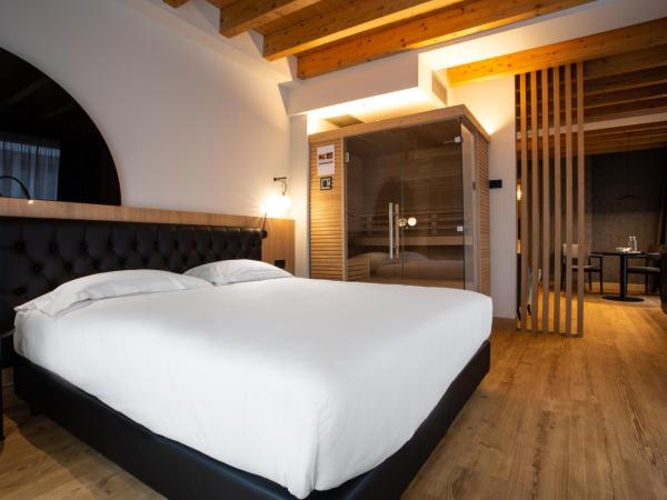 Hotel Master : photo 3 de la chambre suite lit king-size avec baignoire spa