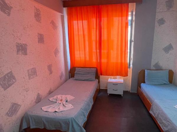 Ersoy Ak Pansiyon : photo 5 de la chambre chambre triple Économique avec salle de bains commune