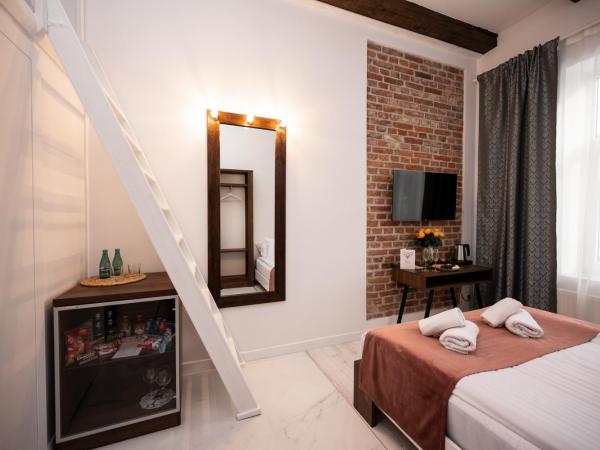 Hive Family House : photo 8 de la chambre chambre quadruple avec douche