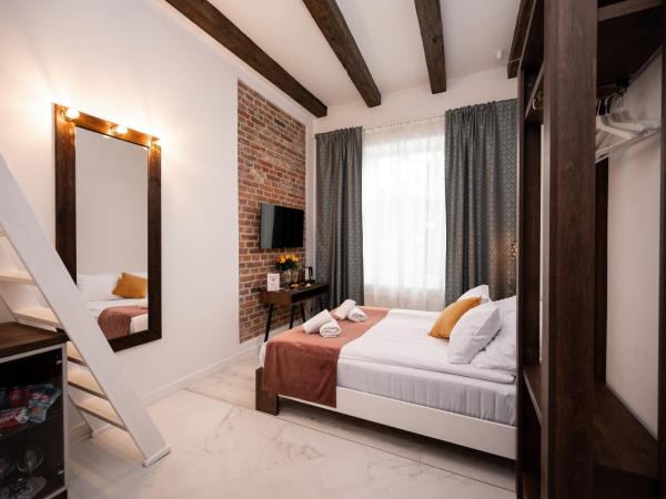 Hive Family House : photo 10 de la chambre chambre quadruple avec douche