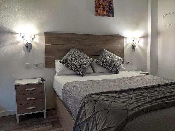 hostal olozaga : photo 1 de la chambre chambre double deluxe avec douche